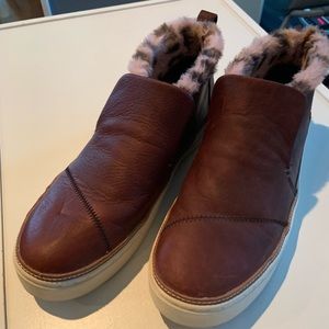 Toms Paxton slip on with leather outside and faux fur inside…very cute!